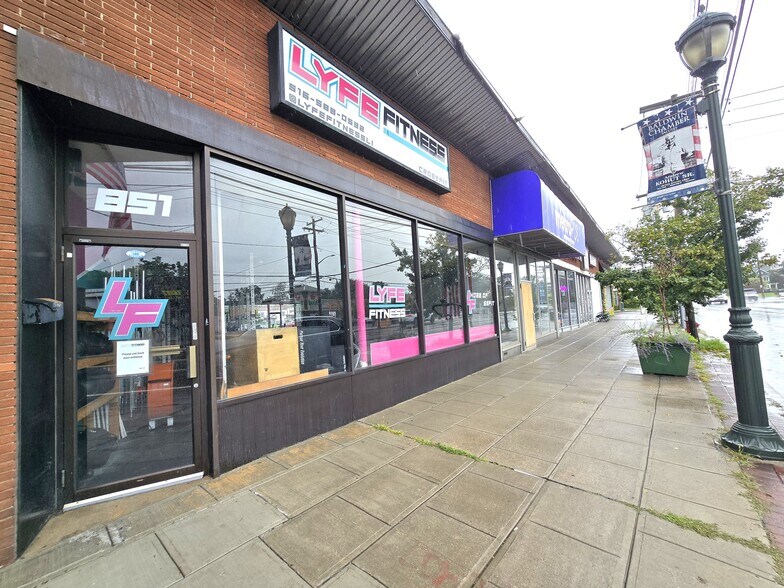 More Photos Of 851 Merrick Rd, Baldwin Storefront For Lease