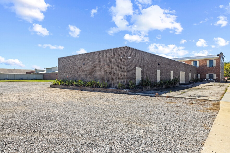 More Photos Of 122 E Laurel St, Mullins Industrial For Sale