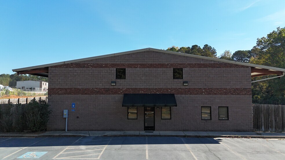 Primary Photo Of 505 Steele Dr, Hampton Manufacturing For Sale
