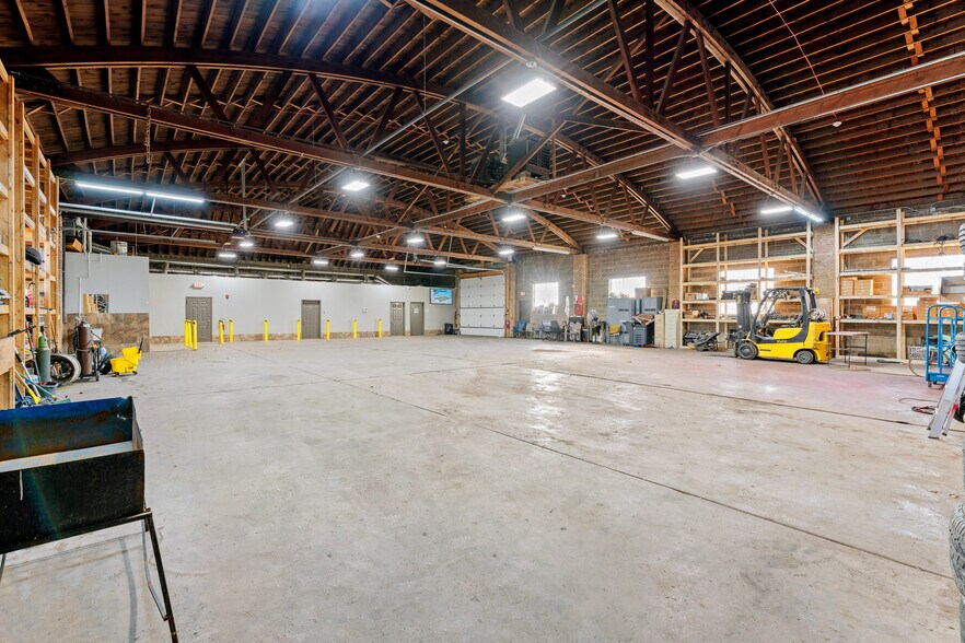 More Photos Of 9200 Kilpatrick Ave, Oak Lawn Flex For Sale