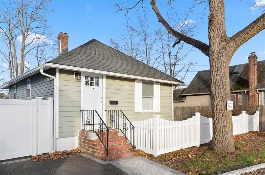 More Photos Of 305 4th Ave, Bay Shore Freestanding For Sale