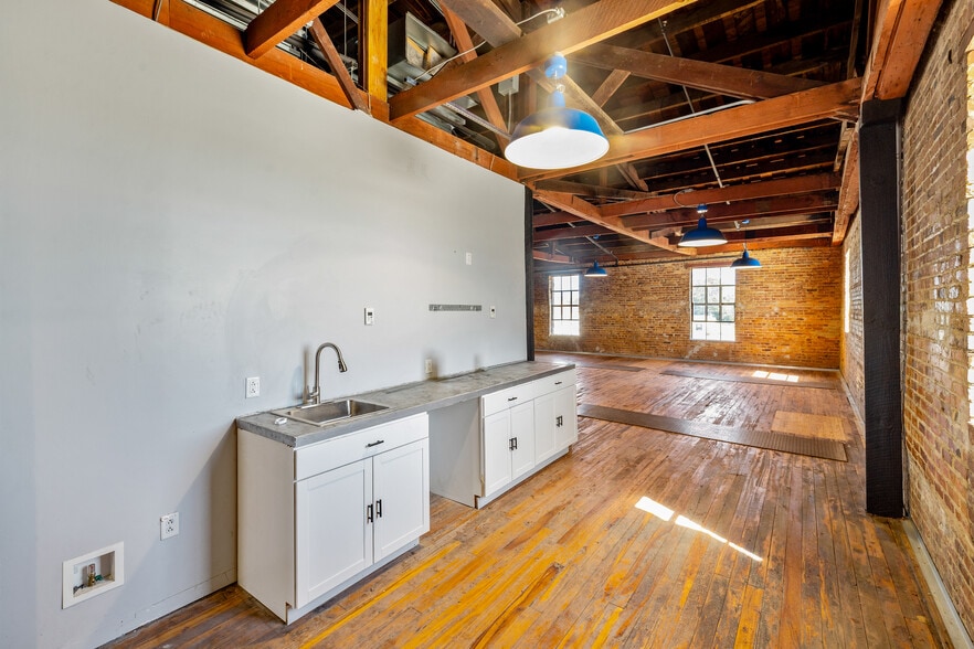 More Photos Of 122 E Laurel St, Mullins Industrial For Sale