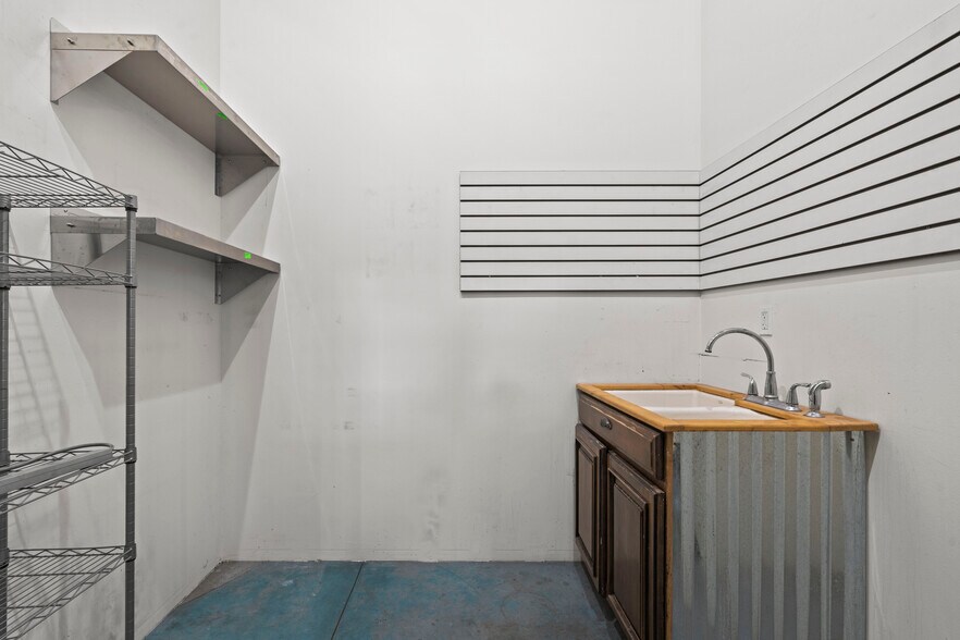 More Photos Of 1814 Oak St, Kansas City General Retail For Lease