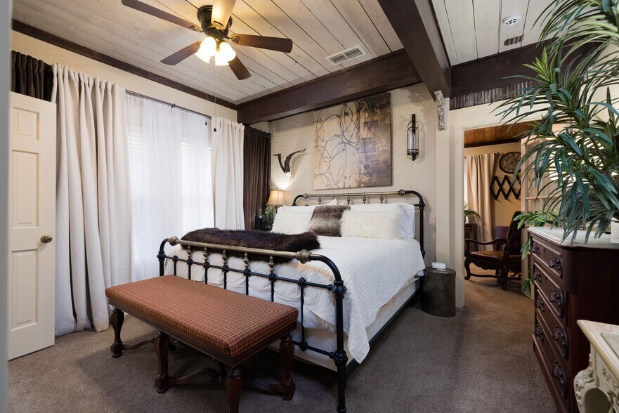 More Photos Of 504 Tivy St, Kerrville Flex For Sale