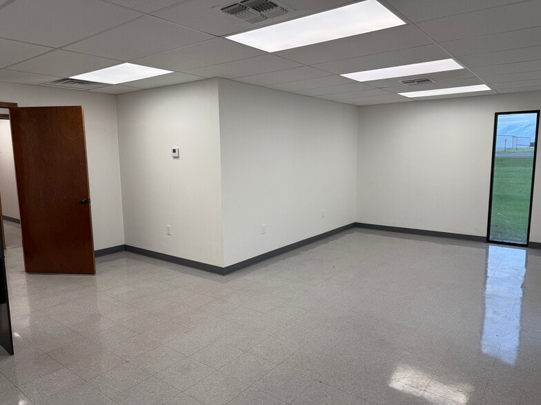 More Photos Of 107 Ltr Park Dr, Longview Warehouse For Lease