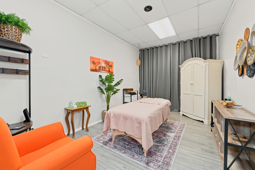 More Photos Of 20 Town Sq, Greenwood Health Club For Sale