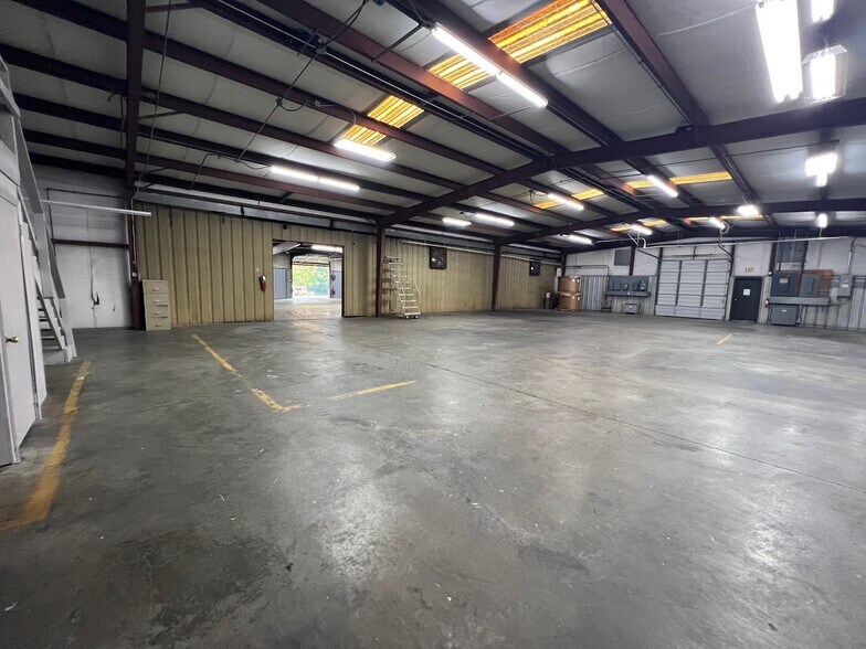 More Photos Of 585 Old Georgia Rd, Moore Warehouse For Lease