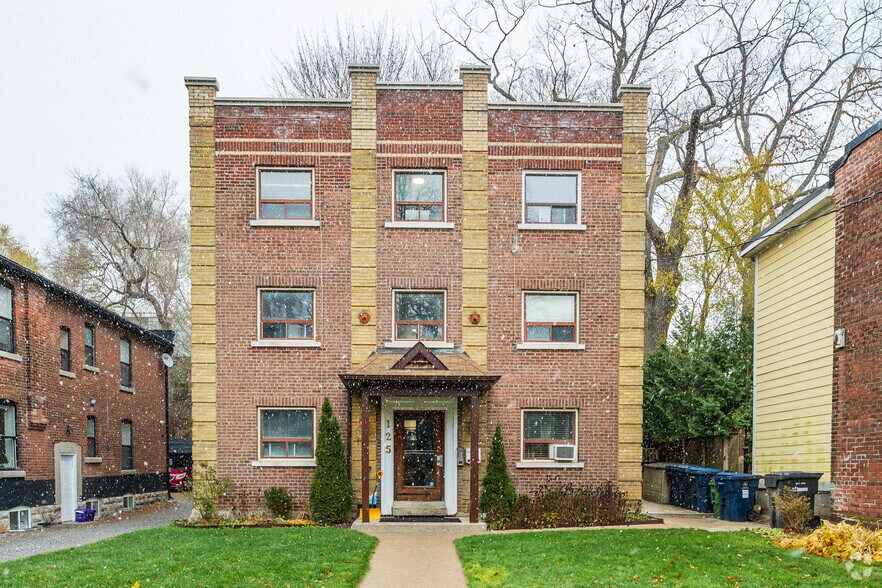 More Photos Of 125 Kenilworth Av, Toronto Apartments For Sale