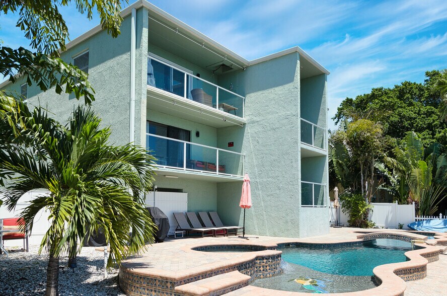 More Photos Of 125 110th Ave, Treasure Island Apartments For Sale