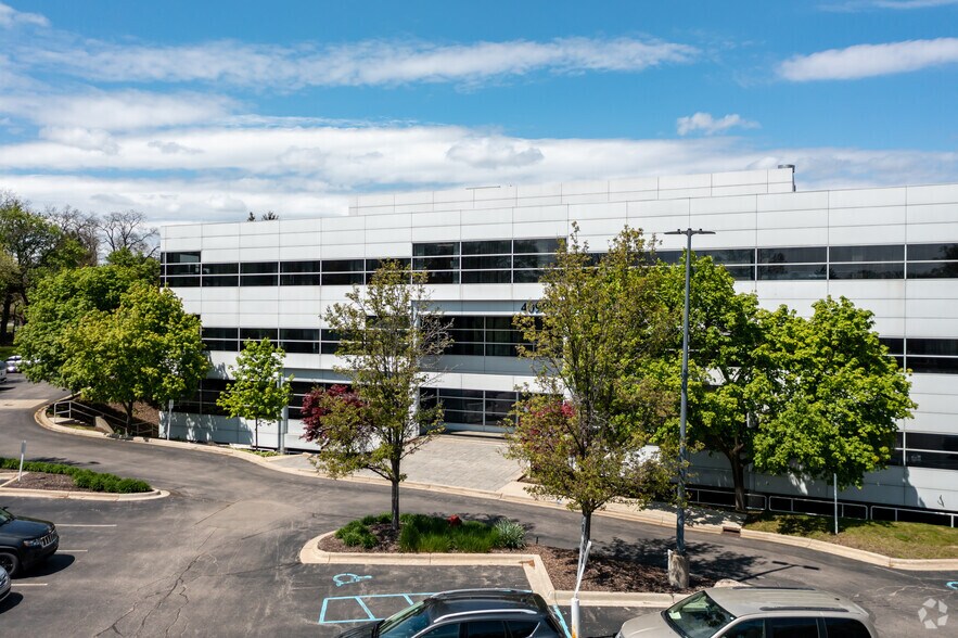 More Photos Of 40900 Woodward Ave, Bloomfield Hills Coworking Space