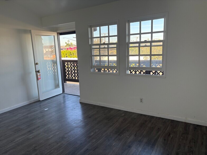 More Photos Of 1500 E Pacific Coast Hwy, Seal Beach Office For Lease