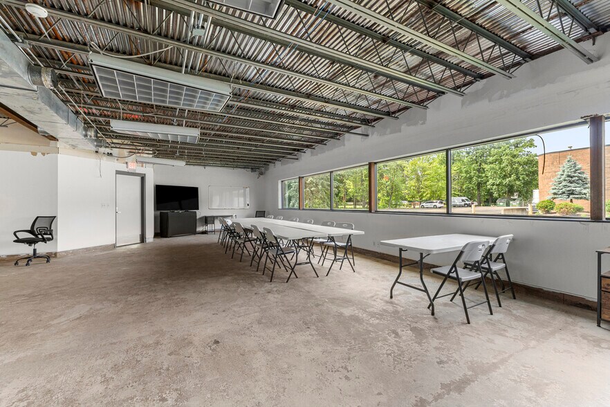 More Photos Of 15360 S Commerce Dr, Dearborn Office For Sale