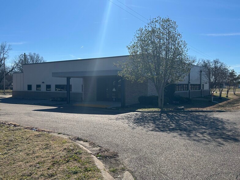 More Photos Of 2596 Interstate 55, Marion Medical For Lease