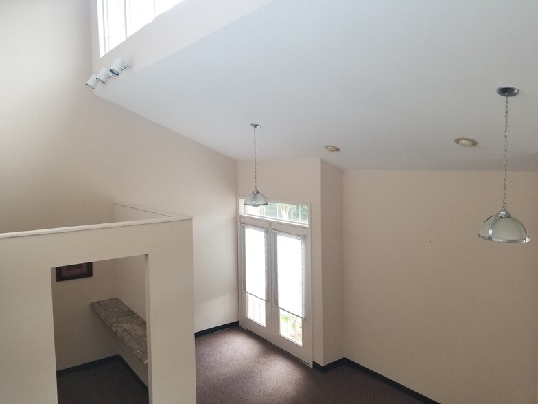 More Photos Of 124 E Miracle Strip Pky, Mary Esther Office For Lease