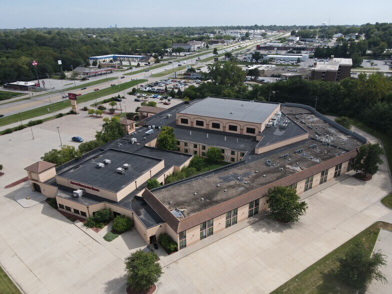More Photos Of 5000 Merle Hay Rd, Des Moines Hotel For Sale