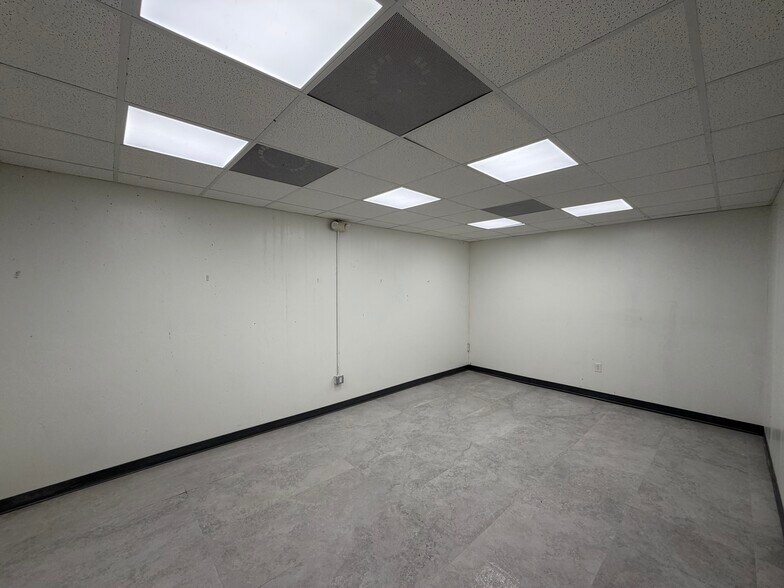 More Photos Of 5901 Allday Dr, Houston Warehouse For Lease