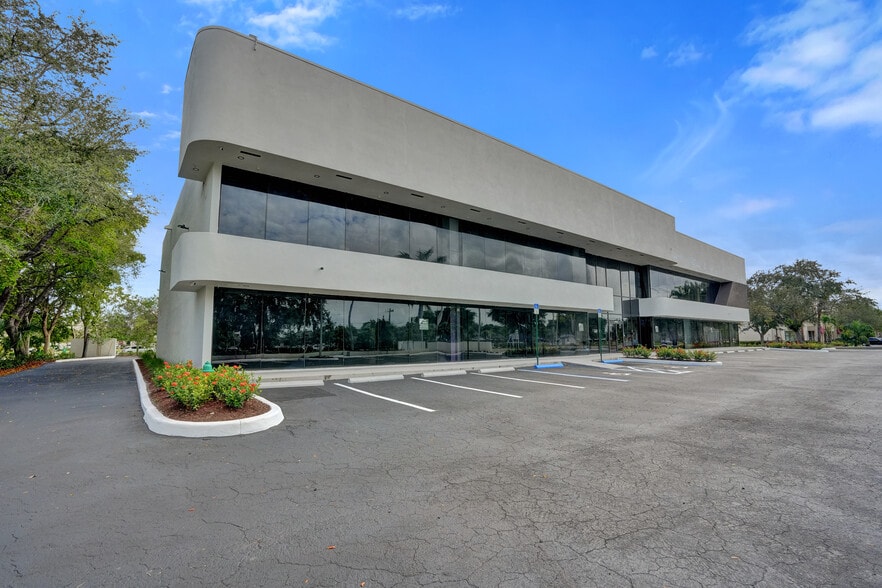 More Photos Of 4690 S University Dr, Davie Freestanding For Lease