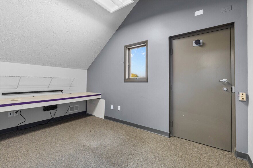 More Photos Of 1450 E Ridge Rd, Rochester Freestanding For Sale