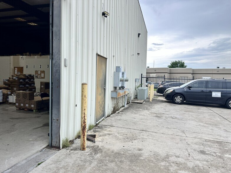 More Photos Of 707-777 Robbie Dr, Irving Light Distribution For Lease