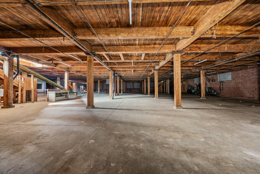 More Photos Of 6100 Wilson Ave, Kansas City Warehouse For Sale