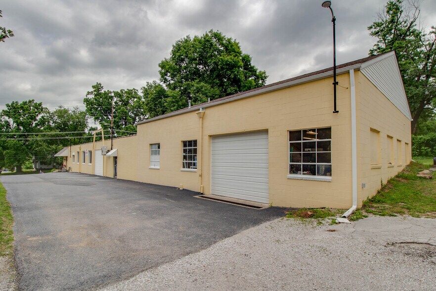 More Photos Of 1007 W Delmar Ave, Godfrey General Retail For Sale