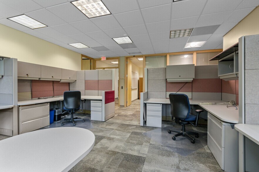 More Photos Of 1088 Springhurst Dr, Green Bay Office For Lease