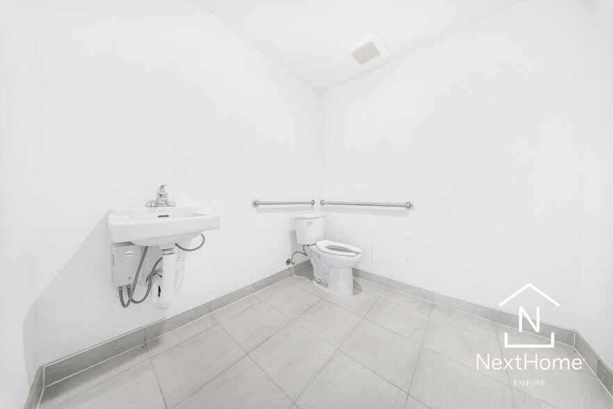 More Photos Of 15011 41st Ave, Flushing Flex For Lease