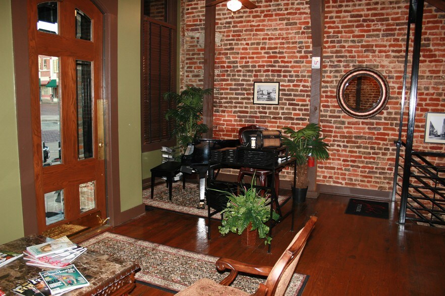 More Photos Of 111 E Erwin St, Tyler Storefront Retail Office For Lease