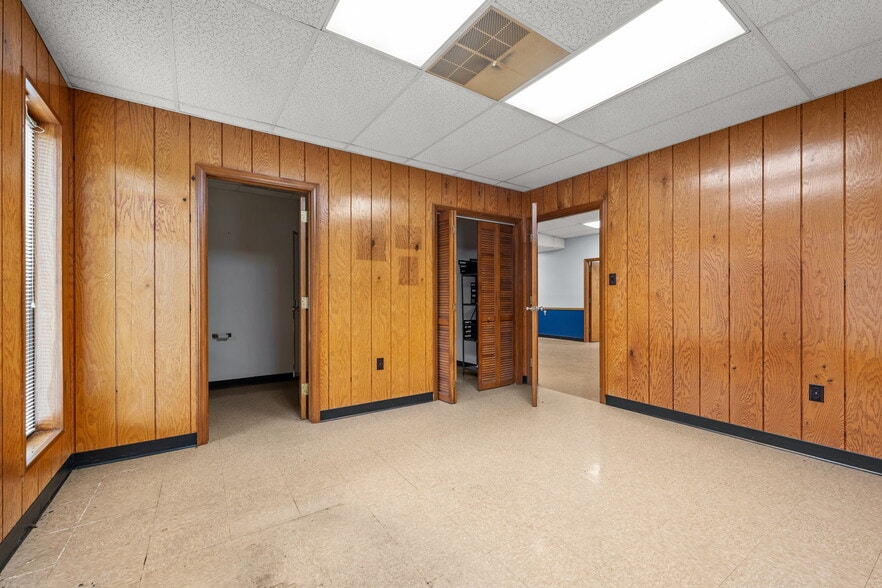 More Photos Of 2245 A Air Park Dr, Burlington Warehouse For Lease