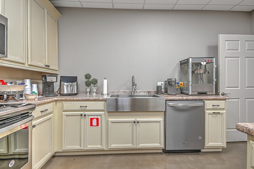 More Photos Of 317 Bluff City Hwy, Bristol Flex For Sale