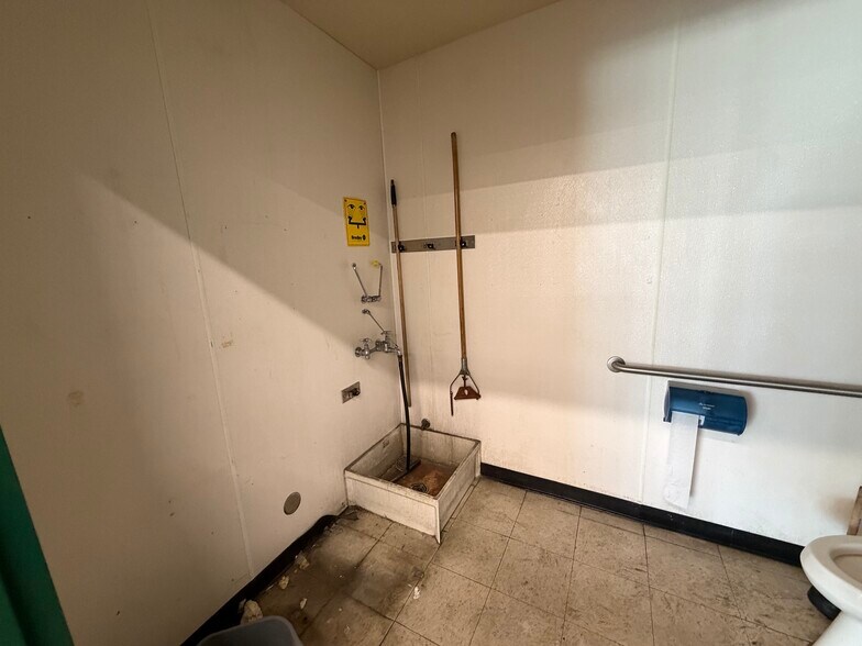 More Photos Of 2020 E Locust St, Davenport Freestanding For Sale