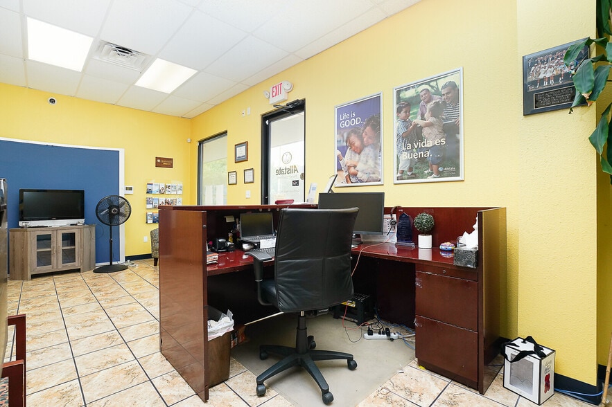 More Photos Of 2430 E Southcross Blvd, San Antonio Storefront For Lease