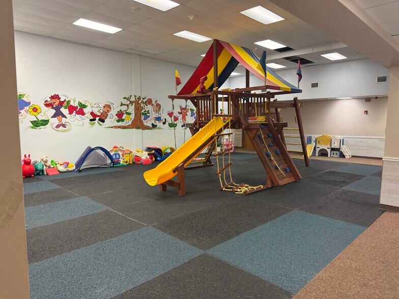 More Photos Of 5225 N 158th Ave, Omaha Daycare Center For Lease