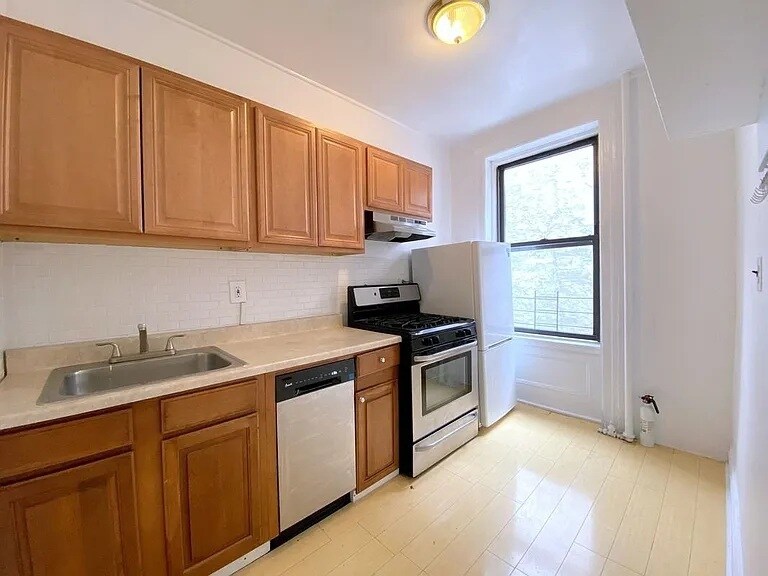 More Photos Of 714 Tenth Ave, New York Apartments For Sale
