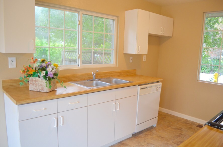 More Photos Of 5800 Valley Dr, Felton Apartments For Sale