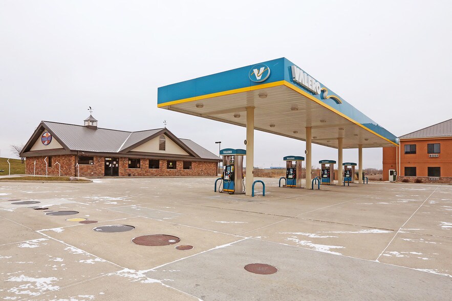 More Photos Of 4300 S 22nd Ave E, Newton Convenience Store For Sale