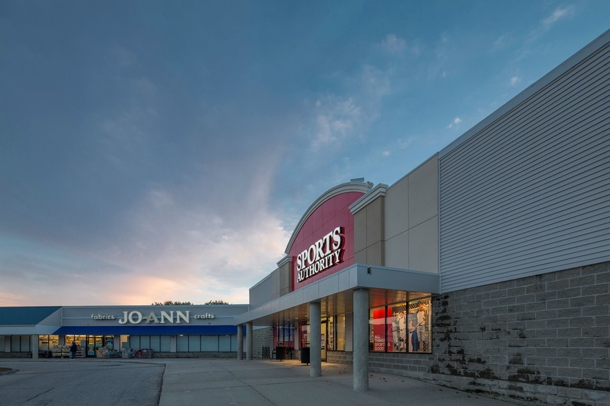 More Photos Of 730-750 Center St, Auburn Unknown For Lease