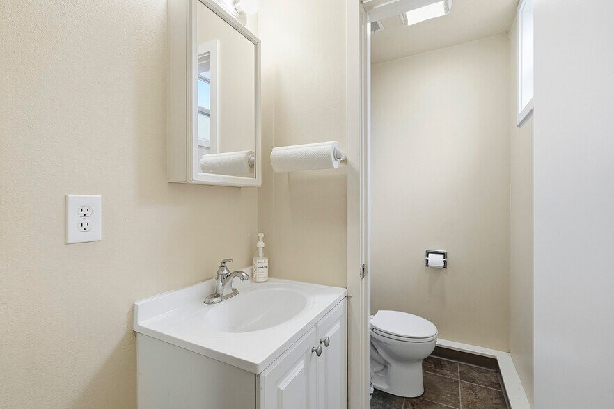 More Photos Of 3004 SE 50th Ave, Portland Office For Sale