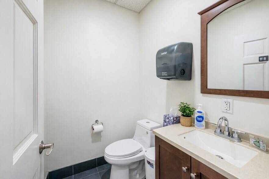 More Photos Of 14610 Rockaway Blvd, Jamaica Office For Sale