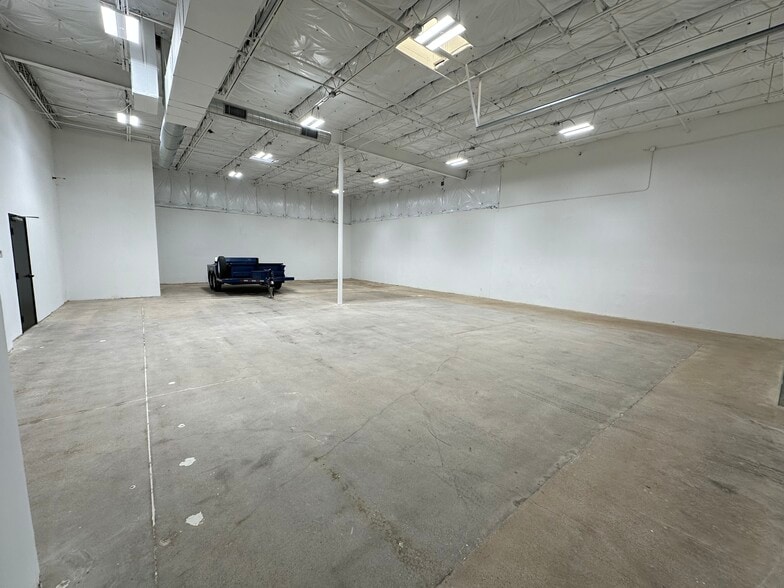 More Photos Of 11157 Ables Ln, Dallas Warehouse For Sale