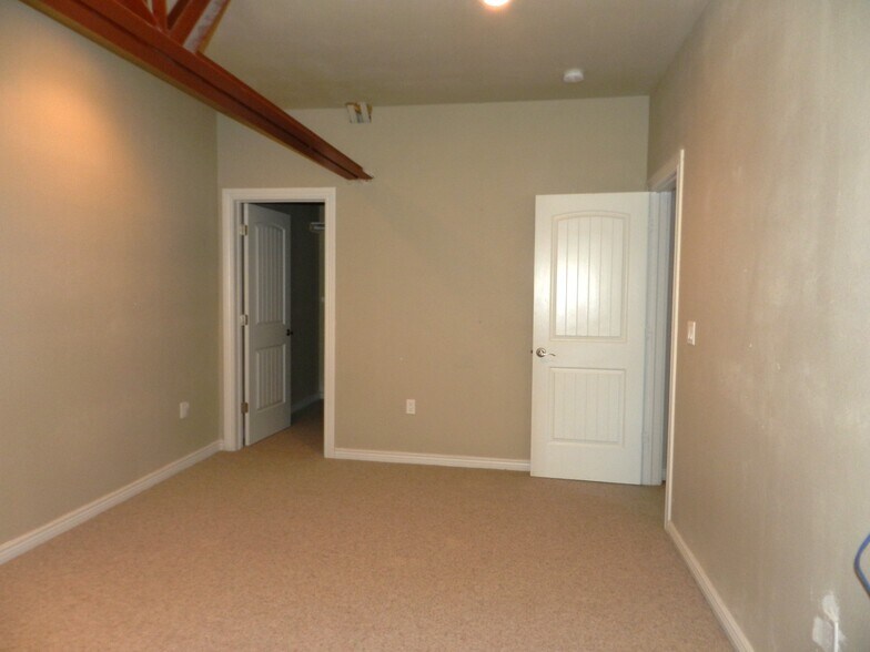 More Photos Of 2520 N River Rd, Olathe Warehouse For Sale