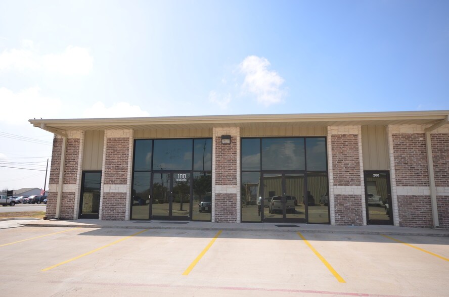 More Photos Of 636 W Front St, Hutto Flex For Lease