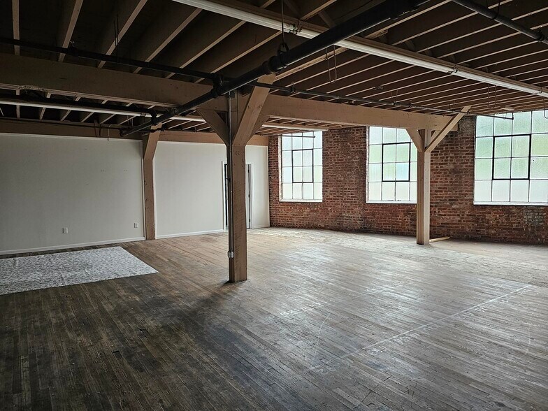 More Photos Of 1087 Sycamore St, Bristol Office For Sale