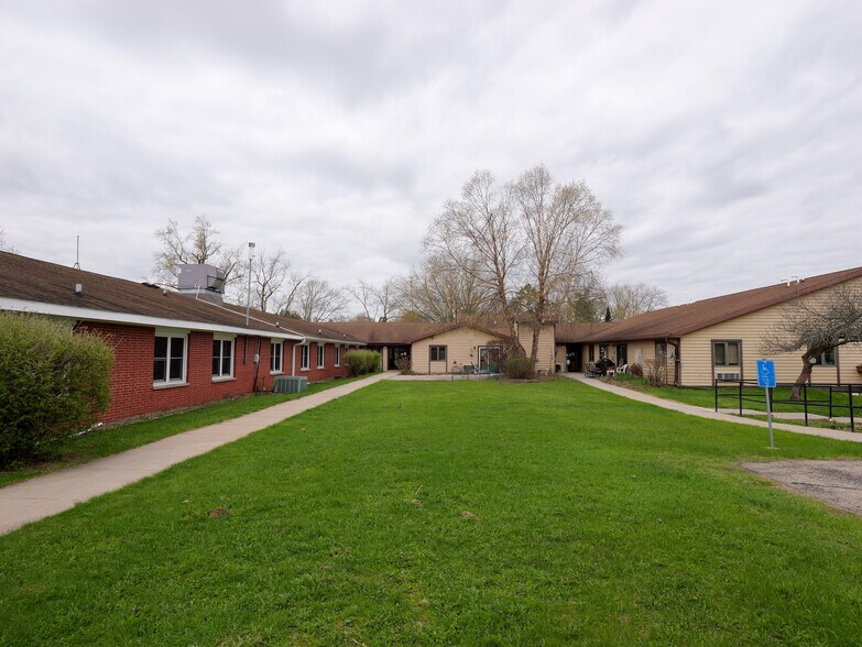 More Photos Of 165 S Chet Krause Dr, Iola Apartments For Sale