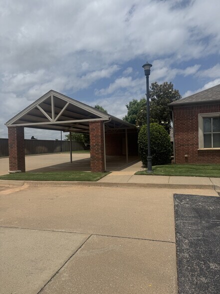 More Photos Of 7005 N Robinson Ave, Oklahoma City Office For Sale