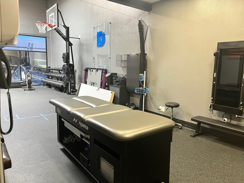 More Photos Of 1090 Lawrence Dr, Newbury Park Showroom For Lease