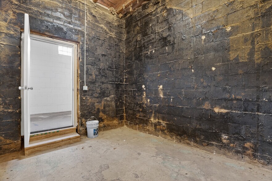 More Photos Of 2412-2414 N Robinson Ave, Oklahoma City Storefront Retail Office For Lease