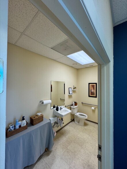 More Photos Of 21721-21739 SE Stark St, Gresham Freestanding For Lease