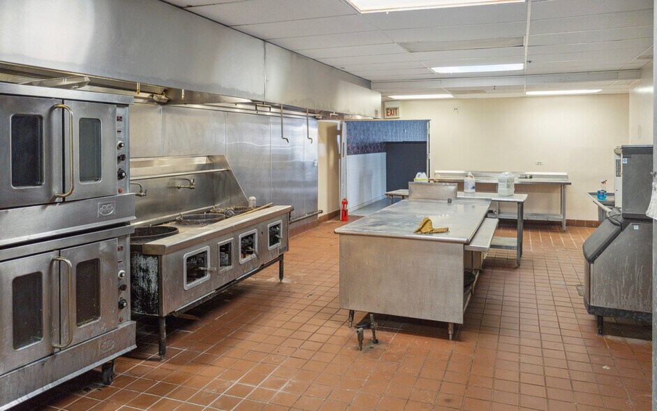 More Photos Of 2415 W Peterson Ave, Chicago Restaurant For Lease