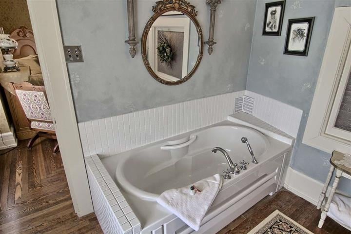 More Photos Of 230 Wellington St, Traverse City Hospitality For Sale